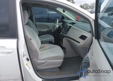 2012 Toyota Sienna Le V6 8 Passenger z USA, uszkodzony, nr VIN 5TDKK3DC6CS247811